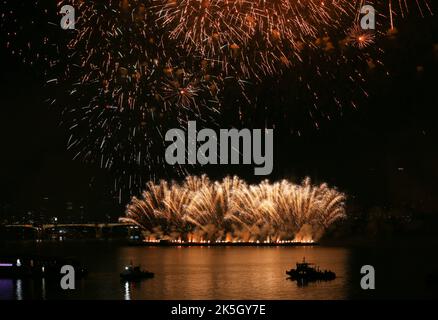 Seul, Corea del Sud. 8th Ott 2022. I fuochi d'artificio illuminano il cielo durante il 2022° Festival Internazionale dei fuochi d'artificio di Seoul, Corea del Sud, 8 ottobre 2022. Credit: Wang Yiliang/Xinhua/Alamy Live News Foto Stock