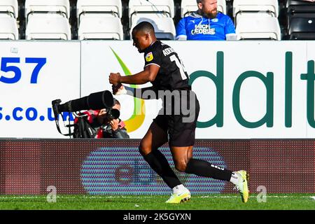 Victor Adeboyejo (14 Burton Albion) celebra il suo obiettivo durante la partita della Sky Bet League 1 tra Peterborough e Burton Albion a London Road, Peterborough sabato 8th ottobre 2022. (Credit: Kevin Hodgson | MI News) Credit: MI News & Sport /Alamy Live News Foto Stock