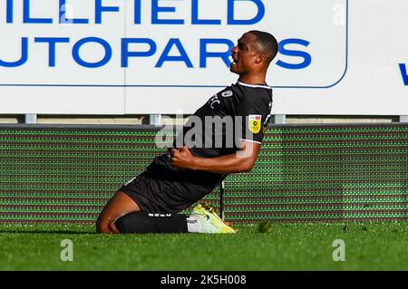 Victor Adeboyejo (14 Burton Albion) decora il suo obiettivo durante la partita della Sky Bet League 1 tra Peterborough e Burton Albion a London Road, Peterborough sabato 8th ottobre 2022. (Credit: Kevin Hodgson | MI News) Credit: MI News & Sport /Alamy Live News Foto Stock