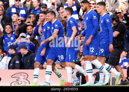 8th ottobre 2022; Stamford bridge, Chelsea, Londra, Inghilterra: Calcio della Premier League, Chelsea contro Lupi: Christian Pulisic di Chelsea festeggia con i compagni di squadra dopo aver toteggiato 2-0 punti nel 54th minuto Foto Stock