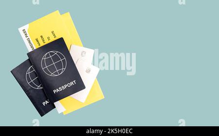 Banner di viaggio con passaporto, biglietti aerei e carte bancarie per coppia, due. Foto di alta qualità Foto Stock