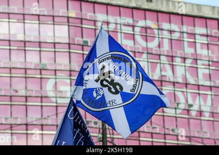 Glasgow, Regno Unito. 8th Ott 2022. Un evento chiamato 'YESTIVALa' si è svolto a George Square, Glasgow, Scozia, Regno Unito e diverse centinaia di sostenitori dell'indipendenza scozzese hanno partecipato tra cui circa 20 'Bikers for Independence' e Sean Clerkin, il fondatore del gruppo politico 'Scottish Resistance'. Il rally è stato organizzato da gruppi pro-indipendenza e guidato da Tommy Sheridan, l'ex MSP e leader del Partito socialista scozzese e solidarietà. Il 29 settembre Tommy Sheridan è stato dichiarato fallimento. Credit: Findlay/Alamy Live News Foto Stock