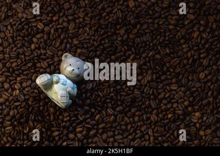 Il design in chicchi di caffè in figurina si sveglia alla prima luce con la  coperta in chicchi e l'aroma del caffè Foto stock - Alamy