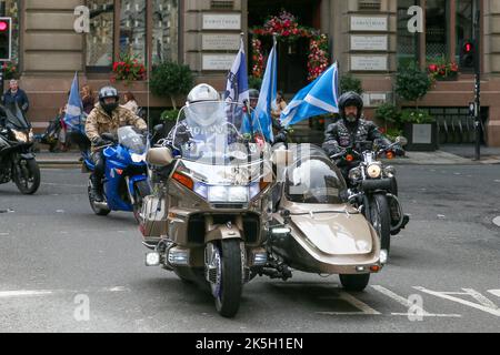 Glasgow, Regno Unito. 8th Ott 2022. Un evento chiamato 'YESTIVALa' si è svolto a George Square, Glasgow, Scozia, Regno Unito e diverse centinaia di sostenitori dell'indipendenza scozzese hanno partecipato tra cui circa 20 'Bikers for Independence' e Sean Clerkin, il fondatore del gruppo politico 'Scottish Resistance'. Il rally è stato organizzato da gruppi pro-indipendenza e guidato da Tommy Sheridan, l'ex MSP e leader del Partito socialista scozzese e solidarietà. Il 29 settembre Tommy Sheridan è stato dichiarato fallimento. Credit: Findlay/Alamy Live News Foto Stock