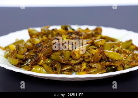 Primo piano immagine di Beans Thoran in stile Kerala in lastra bianca Foto Stock