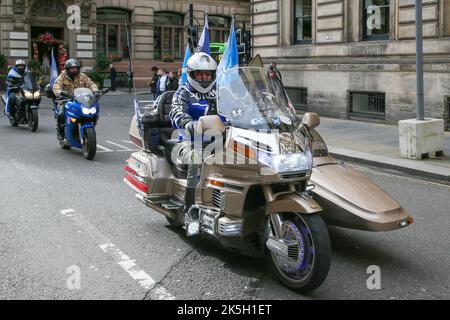 Glasgow, Regno Unito. 8th Ott 2022. Un evento chiamato 'YESTIVALa' si è svolto a George Square, Glasgow, Scozia, Regno Unito e diverse centinaia di sostenitori dell'indipendenza scozzese hanno partecipato tra cui circa 20 'Bikers for Independence' e Sean Clerkin, il fondatore del gruppo politico 'Scottish Resistance'. Il rally è stato organizzato da gruppi pro-indipendenza e guidato da Tommy Sheridan, l'ex MSP e leader del Partito socialista scozzese e solidarietà. Il 29 settembre Tommy Sheridan è stato dichiarato fallimento. Credit: Findlay/Alamy Live News Foto Stock