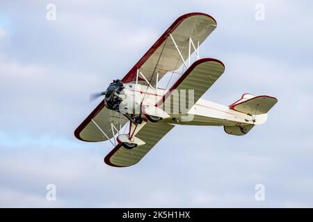 Curtiss-Wright Travel Air 4000 ‘NC 8115’ in volo al Race Day Airshow tenutosi presso l'Old Warden Aerodromo di Shuttleworth il 2nd ottobre 2022 Foto Stock