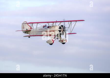 Curtiss-Wright Travel Air 4000 ‘NC 8115’ in volo al Race Day Airshow tenutosi presso l'Old Warden Aerodromo di Shuttleworth il 2nd ottobre 2022 Foto Stock