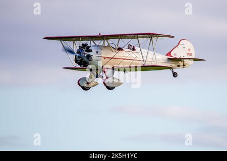 Curtiss-Wright Travel Air 4000 ‘NC 8115’ in volo al Race Day Airshow tenutosi presso l'Old Warden Aerodromo di Shuttleworth il 2nd ottobre 2022 Foto Stock