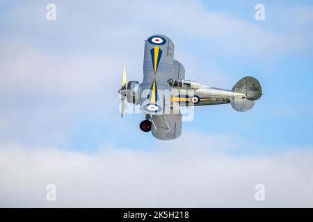 1938 Gloster Gladiator (K7985) in volo al Race Day Airshow tenutosi a Shuttleworth il 2nd ottobre 2022 Foto Stock