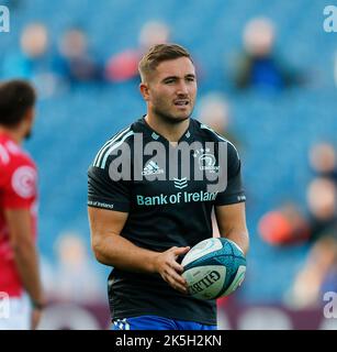 8th ottobre 2022; Royal Dublin Society Arena, Dublino, Irlanda; United Rugby Championships, Leinster contro Cell C Sharks; Jordan Larmour di Leinster si riscalda prima del calcio d'inizio Foto Stock