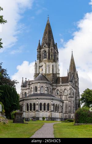 Cork, Irlanda - 16 agosto, 2022: Vista della Cattedrale di Saint fin barre sul fiume Lee nel centro di Cork Foto Stock