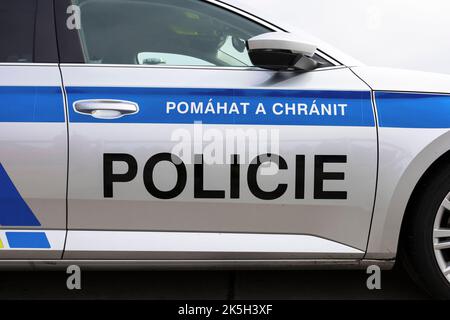 Ostrava Mosnov, Czechia - 17 settembre 2022: Polizia della Repubblica Ceca e Repubblica Ceca, dettaglio dell'auto. Testo ceco sul veicolo (traduzione: Help e protec Foto Stock
