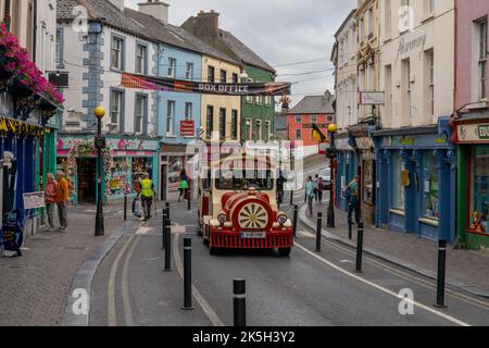 Kilkenny, Irlanda - 17 agosto, 2022: Treno turistico City Tour nel cuore del centro storico di Kilkenny Foto Stock