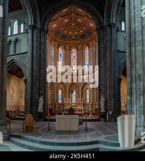 Kilkenny, Irlanda - 17 agosto 2022: Vista sulla navata centrale e sull'altare della Cattedrale di Santa Maria a Kilkenny Foto Stock