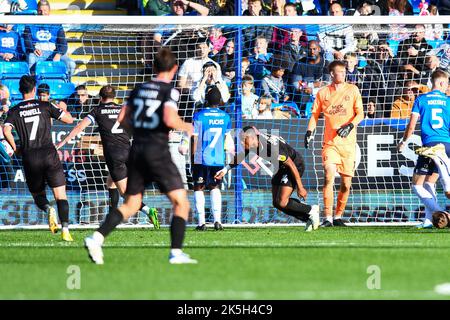 Victor Adeboyejo (14 Burton Albion) segna l'equalizzatore durante la partita della Sky Bet League 1 tra Peterborough e Burton Albion a London Road, Peterborough sabato 8th ottobre 2022. (Credit: Kevin Hodgson | MI News) Credit: MI News & Sport /Alamy Live News Foto Stock