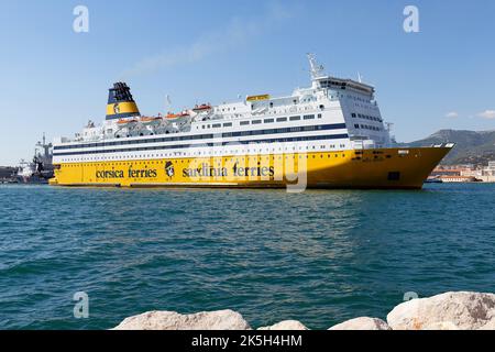 Un traghetto giallo dalla compagnia Corsica traghetti nel porto di Tolone effettua collegamenti con la Corsica attraversando il Mar Mediterraneo Foto Stock