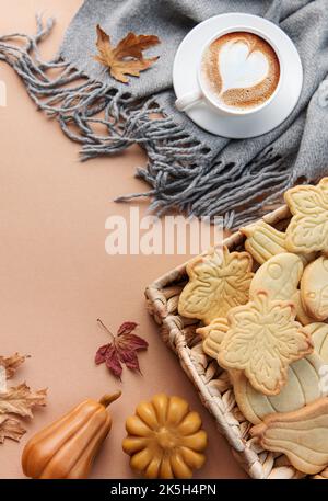 Composizione autunno accogliente. Tazza di caffè, biscotti sul vassoio, foglie gialle. Autunno, autunno concetto. Piano di giacitura, vista dall'alto. Foto Stock