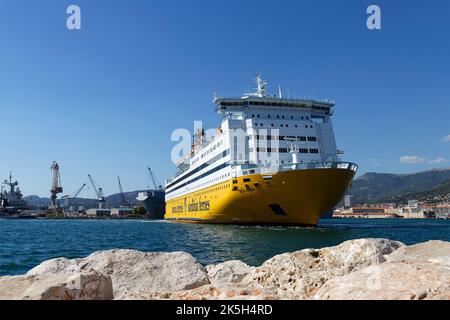 Un traghetto giallo dalla compagnia Corsica traghetti nel porto di Tolone effettua collegamenti con la Corsica attraversando il Mar Mediterraneo Foto Stock
