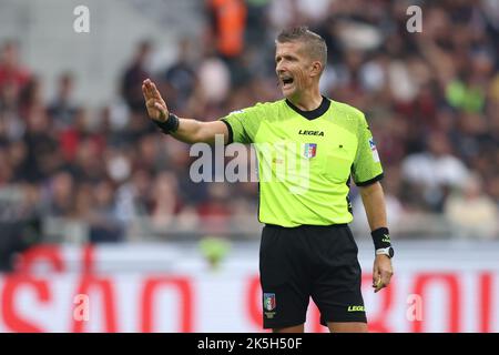 Milano, Italia, 8th ottobre 2022. L'arbitro Daniele Orsato reagisce durante la Serie A alla partita di Giuseppe Meazza a Milano. L'immagine di credito dovrebbe essere: Jonathan Moskrop / Sportimage Foto Stock