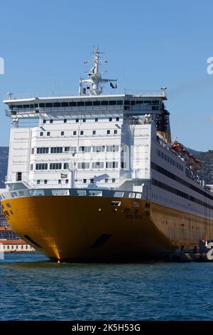 Un traghetto giallo dalla compagnia Corsica traghetti nel porto di Tolone effettua collegamenti con la Corsica attraversando il Mar Mediterraneo Foto Stock
