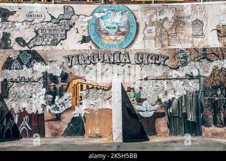 Manifesti lacerati su vecchie mura su strada nella storica città d'epoca nelle giornate di sole Foto Stock