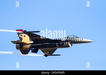 Velivolo militare F-16 solo Türk, Demo Team, Turkish Air Force, The Slovak International Air Fest SIAF 2022, Airbase Malacky-Kuchyna, Repubblica Slovacca Foto Stock