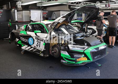 1 ottobre 2022 - Auto alpina in box garage al Festival della velocità, Festival de Velocidad, sul circuito della Catalogna a Barcellona, Montmelo, Spagna Foto Stock