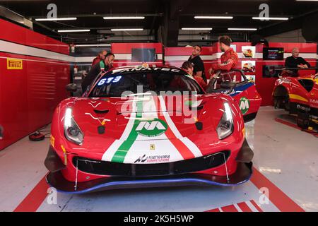 1 ottobre 2022 - Ferrari in box garage al Festival della velocità, Festival de Velocidad, sul circuito della Catalogna a Barcellona, Montmelo, Spagna Foto Stock