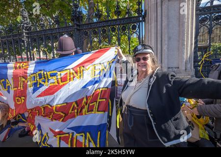 Londra, Regno Unito. 8th Ott 2022. Protestante perlato con Union Jack. Migliaia di persone formano una catena umana che circonda il Parlamento, attraversando i ponti di Westminster e Lambeth, chiedendo che Julian Assange venga rilasciato dalla prigione e opponendosi alla sua estradizione a un processo ingiusto che lo rinchiuderebbe a vita. I raduni nelle città di tutto il mondo hanno chiesto il suo rilascio sostenuto dalla IFJ e da altri sostenitori di una stampa libera e di una libertà di parola. Peter Marshall/Alamy Live News Foto Stock