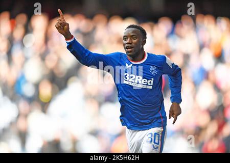 Glasgow, 8th ottobre 2022. Fashion Sakala di Rangers celebra il suo obiettivo e Rangers quarto durante la Cinch Premiership match all'Ibrox Stadium, Glasgow. Il credito dell'immagine dovrebbe essere: Neil Hanna / Sportimage Credit: Sportimage/Alamy Live News Foto Stock