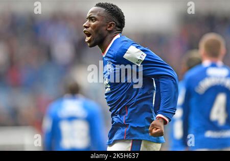 Glasgow, 8th ottobre 2022. Fashion Sakala di Rangers celebra il suo obiettivo e Rangers quarto durante la Cinch Premiership match all'Ibrox Stadium, Glasgow. Il credito dell'immagine dovrebbe essere: Neil Hanna / Sportimage Credit: Sportimage/Alamy Live News Foto Stock