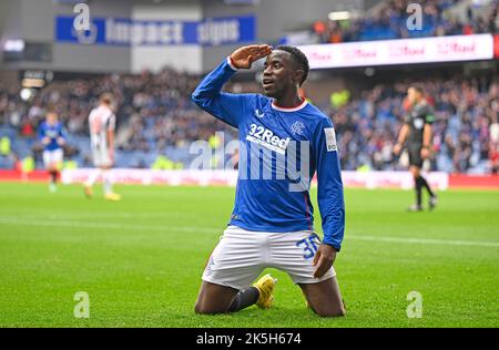 Glasgow, 8th ottobre 2022. Fashion Sakala di Rangers celebra il suo obiettivo e Rangers quarto durante la Cinch Premiership match all'Ibrox Stadium, Glasgow. Il credito dell'immagine dovrebbe essere: Neil Hanna / Sportimage Credit: Sportimage/Alamy Live News Foto Stock