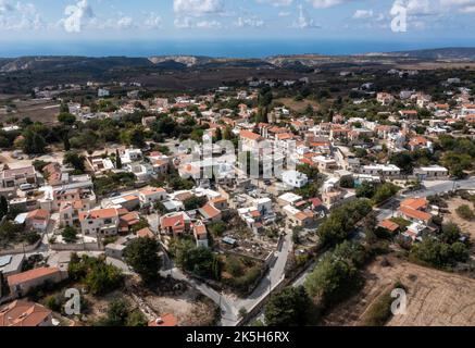Veduta aerea del villaggio di Kathikas nel distretto di Paphos a Cipro. Situato su un altopiano a 23 km a nord di Paphos. Altitudine 655m e popolazione di 333. Foto Stock