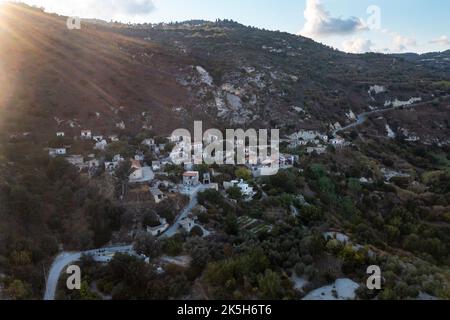 La vecchia Theletra nel distretto di Pafos fu abbandonata nel 1980 dopo che un terremoto causò una frana. I suoi abitanti si sono riallocati a New Theletra sulla cima della collina. Foto Stock