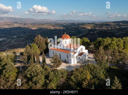 Veduta aerea di una chiesa nel villaggio di Pano Theletra, distretto di Pafos, Repubblica di Cipro. Foto Stock