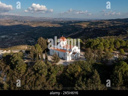 Veduta aerea di una chiesa nel villaggio di Pano Theletra, distretto di Pafos, Repubblica di Cipro. Foto Stock