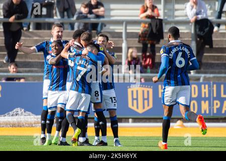 Newport, Regno Unito. 08th Ott 2022. James Ball of Rochdale (8) festeggia con i suoi compagni di squadra dopo aver ottenuto il 1st° gol delle sue squadre. EFL Football League Two match, Newport County contro Rochdale alla Rodney Parade di Newport, Galles, sabato 8th ottobre 2022. Questa immagine può essere utilizzata solo per scopi editoriali. Solo per uso editoriale, licenza richiesta per uso commerciale. pic by Credit: Andrew Orchard SPORTS photography/Alamy Live News Foto Stock