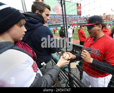 Cleveland, Stati Uniti. 08th Ott 2022. Josh Naylor, Guardiani di Cleveland, firma palle da basket prima dell'inizio del gioco contro i raggi di Tampa Bay in una serie di carte selvatiche della American League al Progressive Field di Cleveland, Ohio, sabato 8 ottobre 2022. Foto di Aaron Josefczyk/UPI. Credit: UPI/Alamy Live News Foto Stock