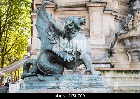 La Fontaine Saint-Michel situato in Place Saint-Michel nel 6th ° arrondissement di Parigi, Francia. Drago di Henri Alfred Jacquemart di fronte a Fontaine Foto Stock
