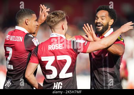 Jordan Roberts di Stevenage festeggia il secondo gol della partita durante la partita della Sky Bet League Two al Lamex Stadium di Stevenage. Data immagine: Sabato 8 ottobre 2022. Foto Stock