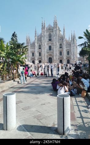 Milano, Italia - 7 ottobre 2022: In Piazza del duomo con la cattedrale sullo sfondo. Foto Stock