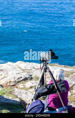 Land's End, Cornovaglia, Regno Unito, 8th ottobre 2022, il tonno blu poteva essere visto come la gente era fuori a piedi mentre si godeva la vista incredibile e glorioso sole sopra Land's End in Cornovaglia. E' uno dei punti di riferimento più amati della Gran Bretagna, famoso per la sua posizione unica, la bellezza naturale e lo splendido scenario.Credit: Keith Larby/Alamy Live News Foto Stock