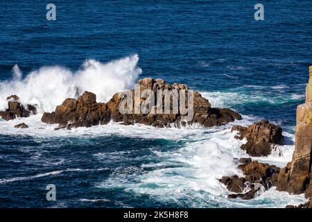 Land's End, Cornovaglia, Regno Unito, 8th ottobre 2022, il tonno blu poteva essere visto come la gente era fuori a piedi mentre si godeva la vista incredibile e glorioso sole sopra Land's End in Cornovaglia. E' uno dei punti di riferimento più amati della Gran Bretagna, famoso per la sua posizione unica, la bellezza naturale e lo splendido scenario.Credit: Keith Larby/Alamy Live News Foto Stock