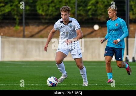 Swansea, Galles. 8 ottobre 2022. Iwan Morgan di Swansea City in azione durante la partita della Professional Development League Cup tra Swansea City Under 18 e Exeter City Under 18 alla Swansea City Academy di Swansea, Galles, Regno Unito, il 8 ottobre 2022. Credit: Duncan Thomas/Majestic Media. Credit: Majestic Media Ltd/Alamy Live News Foto Stock