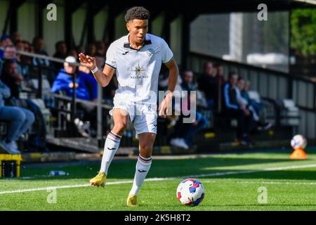 Swansea, Galles. 8 ottobre 2022. Kyrell Wilson di Swansea City in azione durante la partita della Professional Development League Cup tra Swansea City Under 18 e Exeter City Under 18 alla Swansea City Academy di Swansea, Galles, Regno Unito, il 8 ottobre 2022. Credit: Duncan Thomas/Majestic Media. Credit: Majestic Media Ltd/Alamy Live News Foto Stock