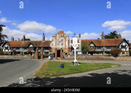 Il Margaret Ogilvie Almshouses, villaggio di Thorpeness, contea di Suffolk, Inghilterra Foto Stock