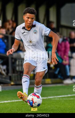 Swansea, Galles. 8 ottobre 2022. Kyrell Wilson di Swansea City in azione durante la partita della Professional Development League Cup tra Swansea City Under 18 e Exeter City Under 18 alla Swansea City Academy di Swansea, Galles, Regno Unito, il 8 ottobre 2022. Credit: Duncan Thomas/Majestic Media. Credit: Majestic Media Ltd/Alamy Live News Foto Stock