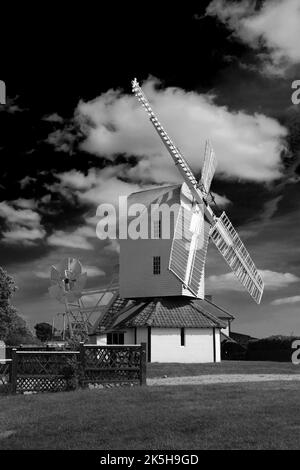 Il mulino a vento Post Mill a Thorpeness Village, Suffolk, Inghilterra, Regno Unito Foto Stock