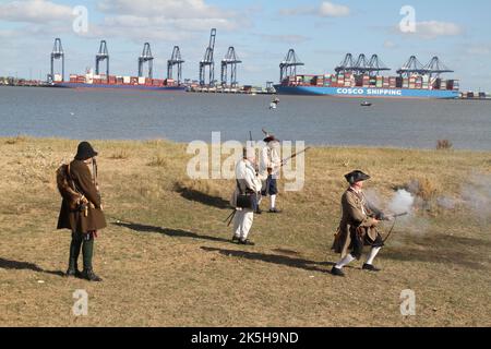 Harwich, Regno Unito. 08th Ott 2022. Il 17th° Harwich International Shanty Festival si svolge questo fine settimana. Il festival celebra il passato marittimo di Harwich con artisti provenienti dall'estero a partecipare. Il festival presenta anche rievocazioni di battaglie e battaglie sulla spiaggia. Credit: Eastern views/Alamy Live News Foto Stock